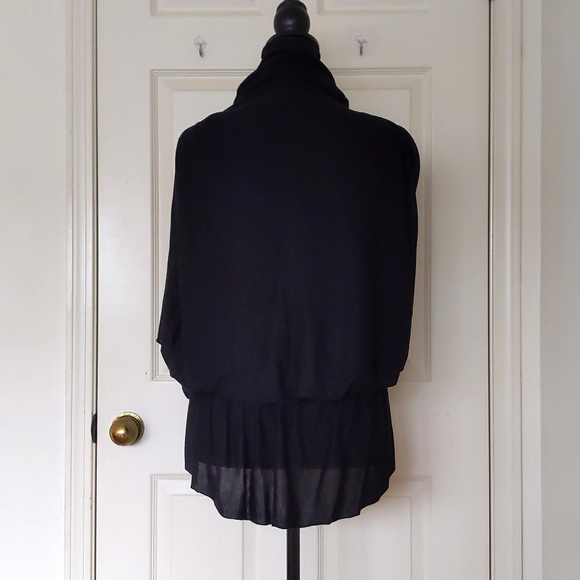 NWOT. The Limited 100% Rayon Short Sleeve Loose Fit Open Front knit Top w/design - Picture 2 of 6